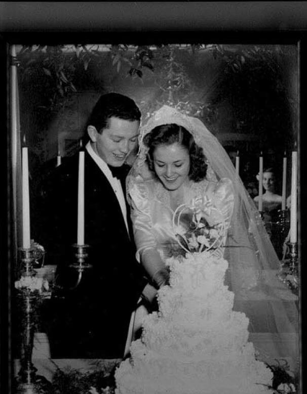 Bob Cox with his wife Catherine Carlen in 1947 cutting their wedding cake