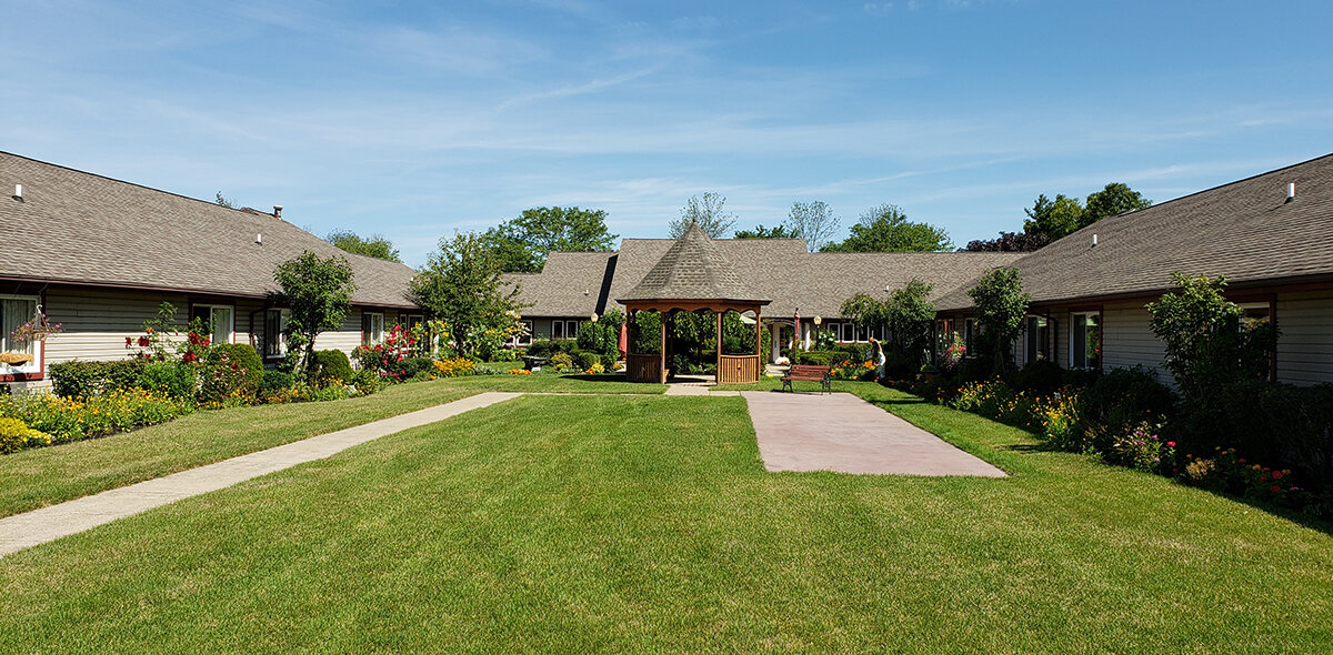 Heritage Manor Of Lockport Courtyard